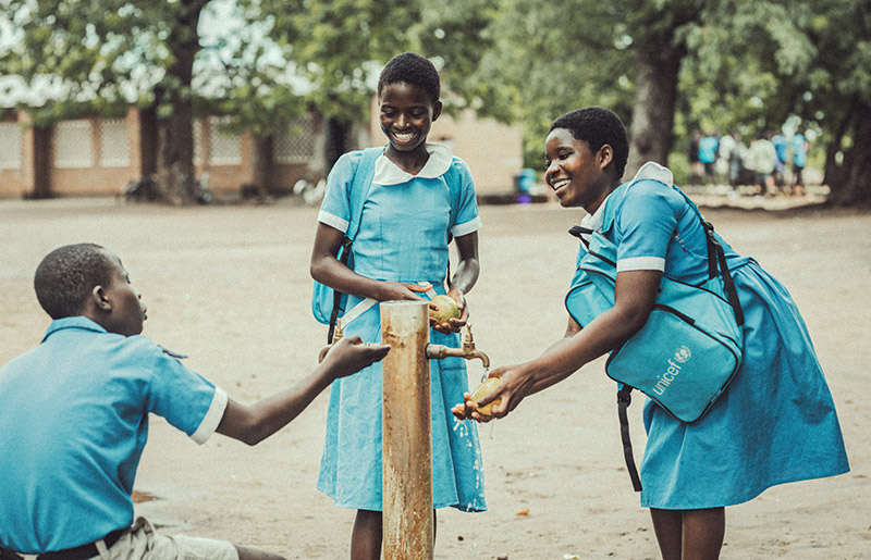Børn i Malawi ved brønd